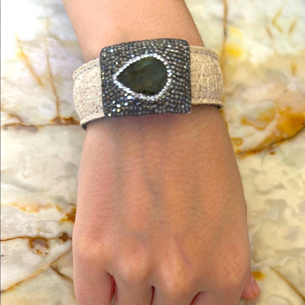 Beige Croc-Embossed Bracelet with Black Gemstone Accent​​​